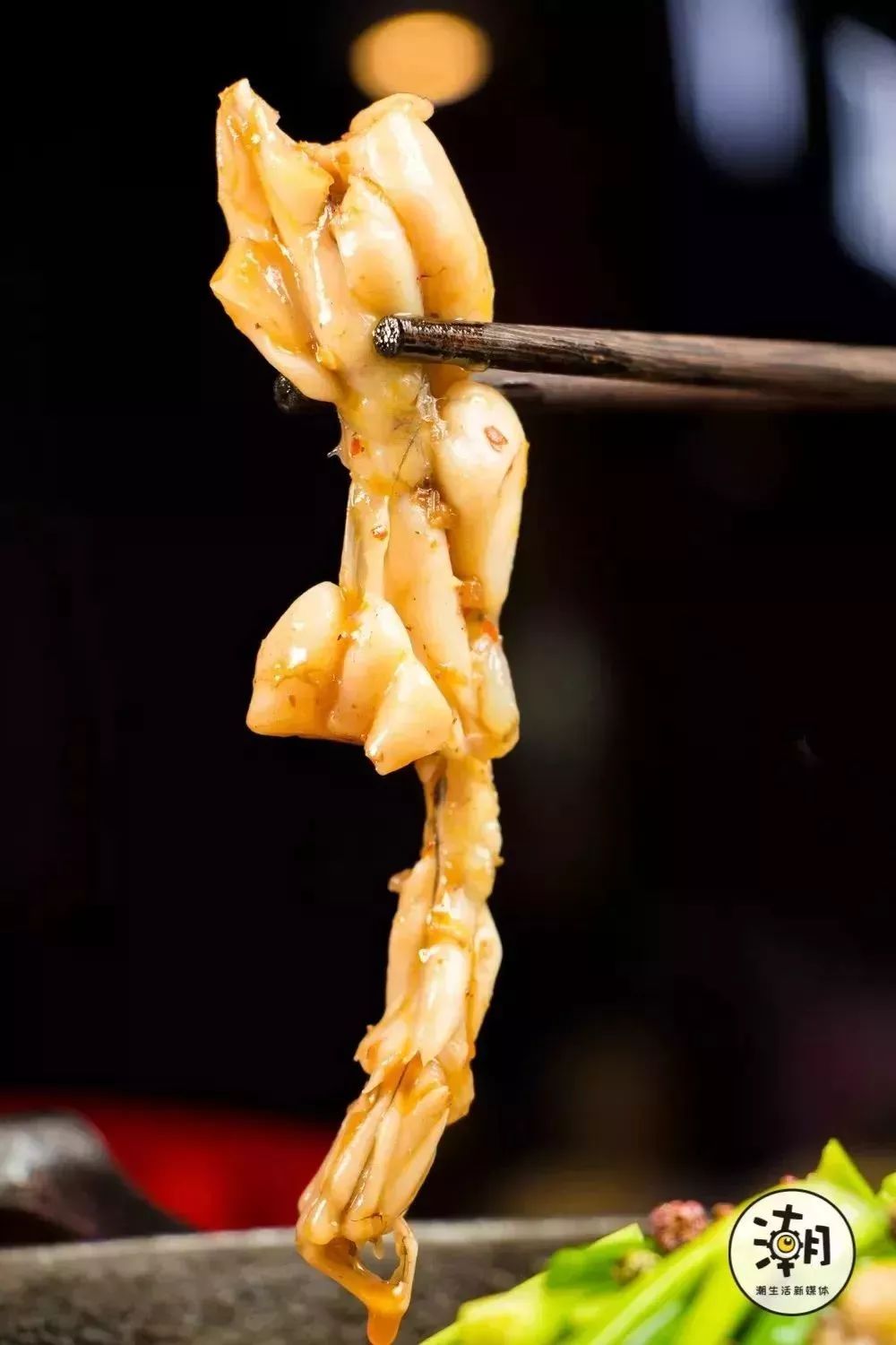 随着汤汁的逐渐沸腾冒泡新鲜现杀的牛蛙保证了肉质的鲜嫩泡锅的好处就