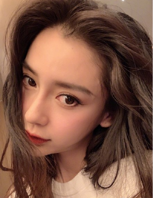 杨颖放飞自我?自拍镜头直接怼脸,看到她的双眼皮我酸了