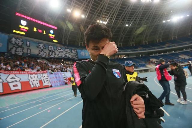 原创前权健老板束昱辉庭审被捕后正面照首曝光目光如炬气场犹在