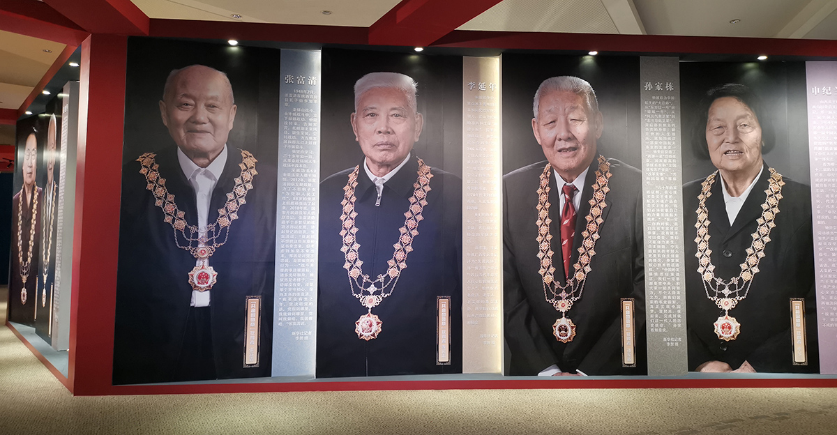 共和国勋章展区1月8日上午,《我和我的祖国》主题展暨新华社德育学堂"