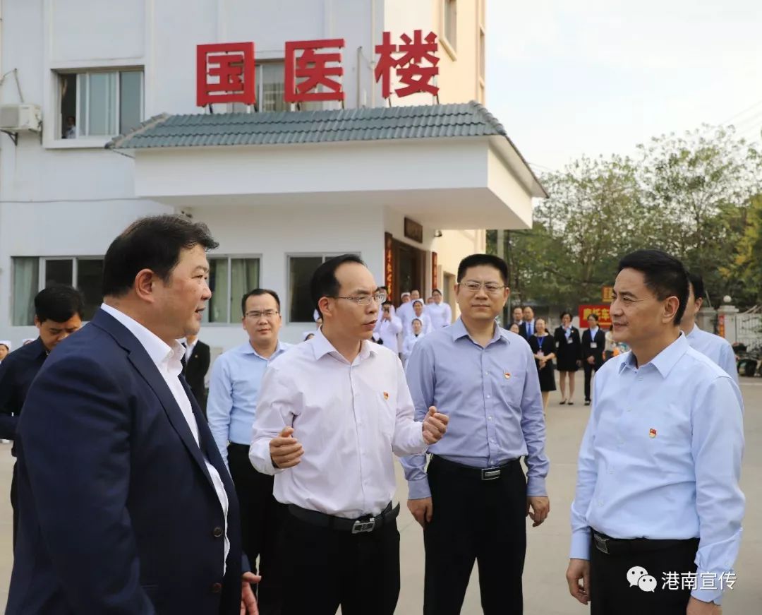 李新元到市中医院慰问医护人员