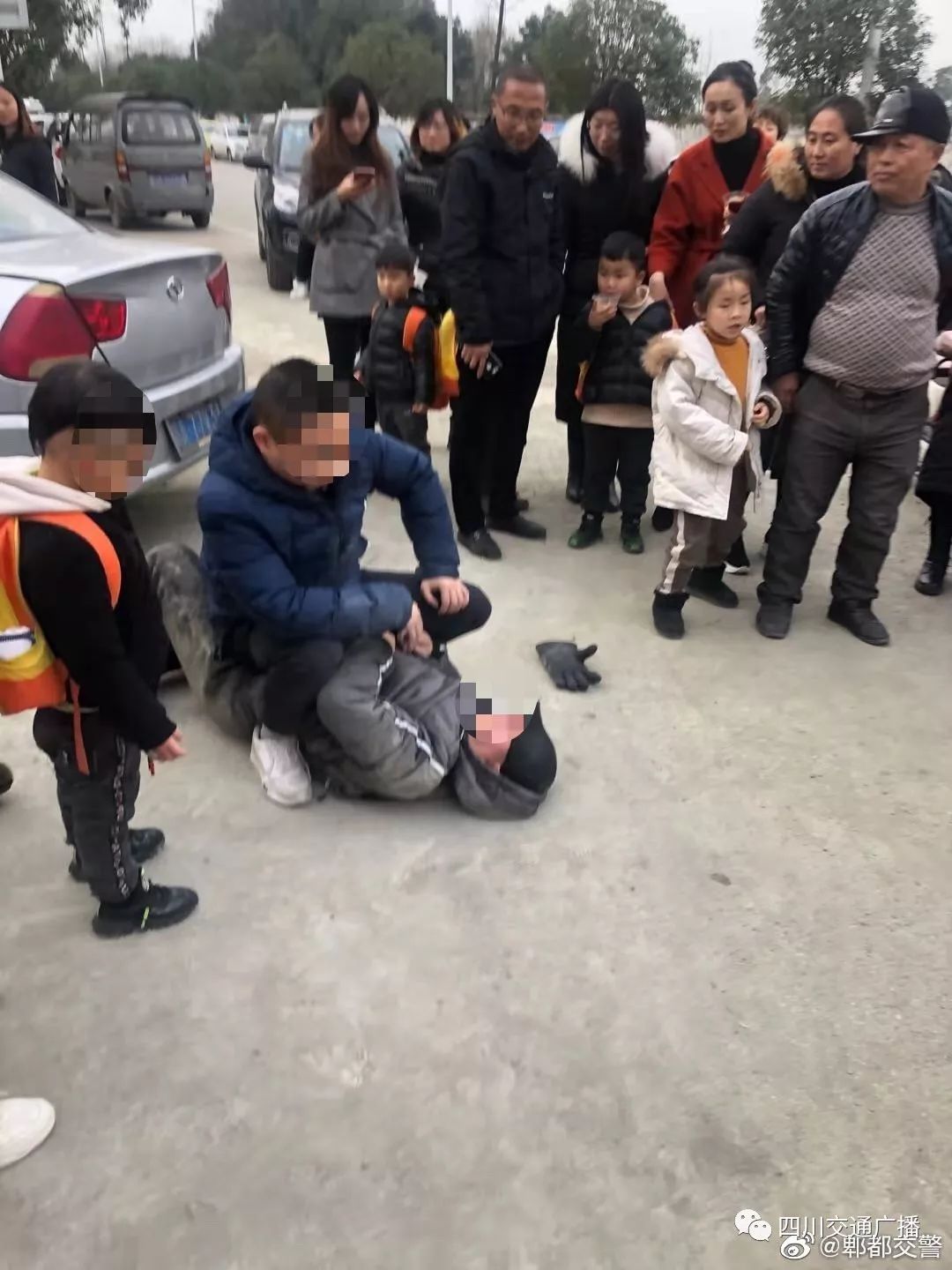 警察蜀黍下班接娃顺便逮个贼娃娃