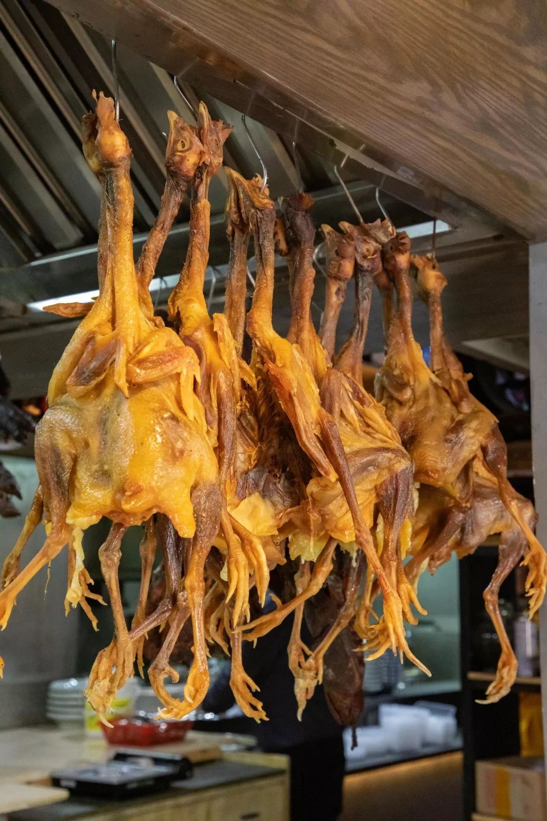 嚼起来特别香风干过后的鸡肌肉纤维紧实褪皮拔毛后先腌制再风干选用走