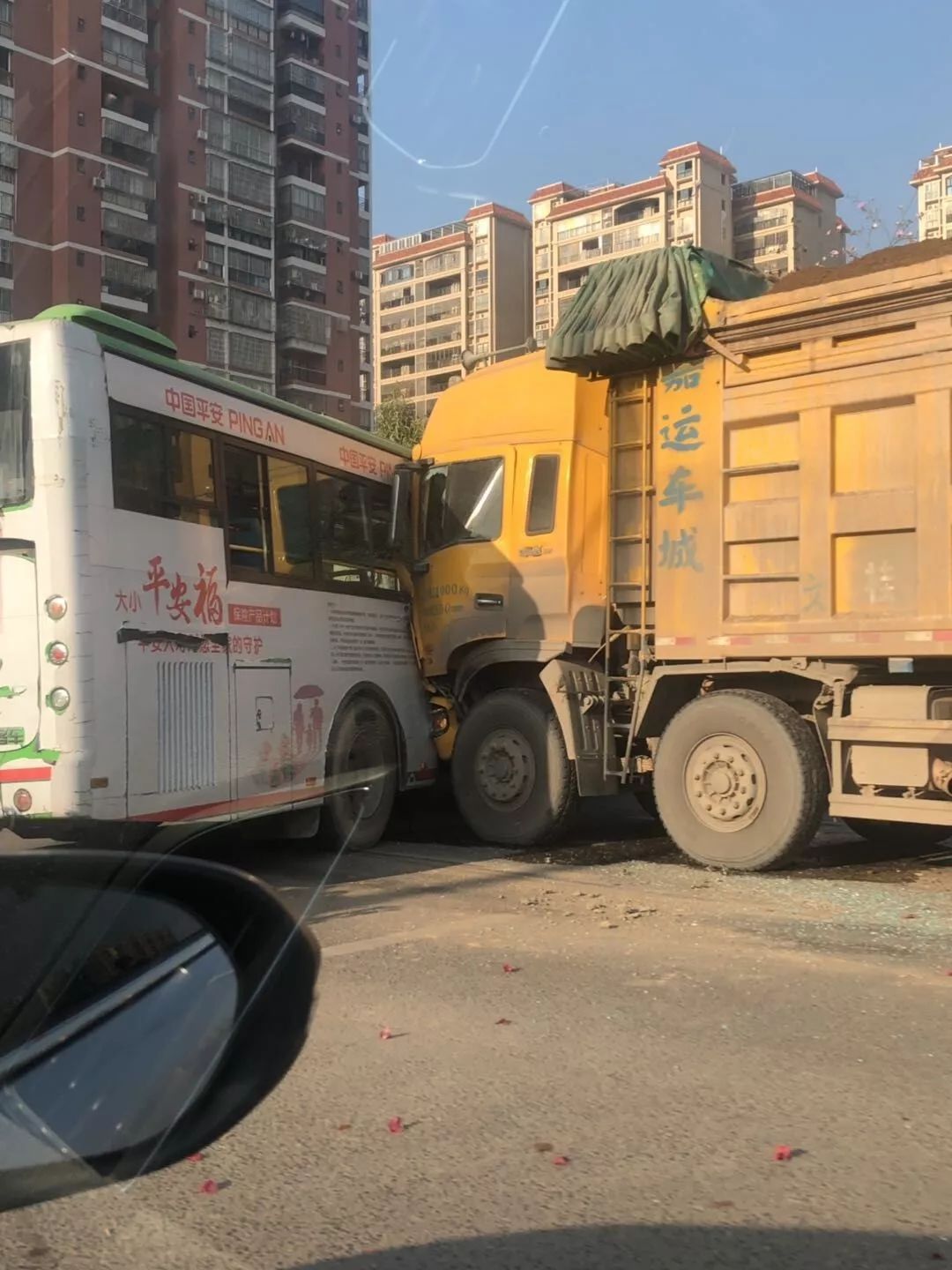 今天早上6点多梧州一辆公交车掉头被泥头车撞上所幸无人员伤亡