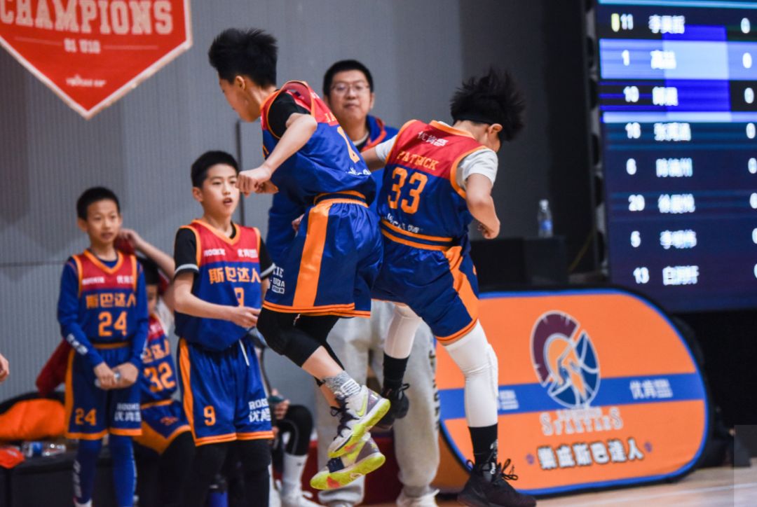 如侠少年」乐成斯巴达英勇夺冠,球队主力张皓宁与梁沛然激情庆祝08