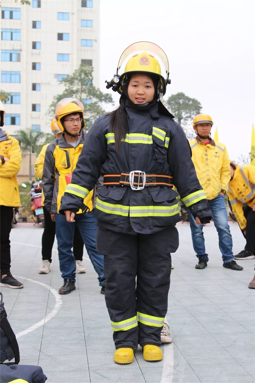 外卖小哥踊跃尝试,在消防员的指导下,快速完成了普通消防服和呼吸器的