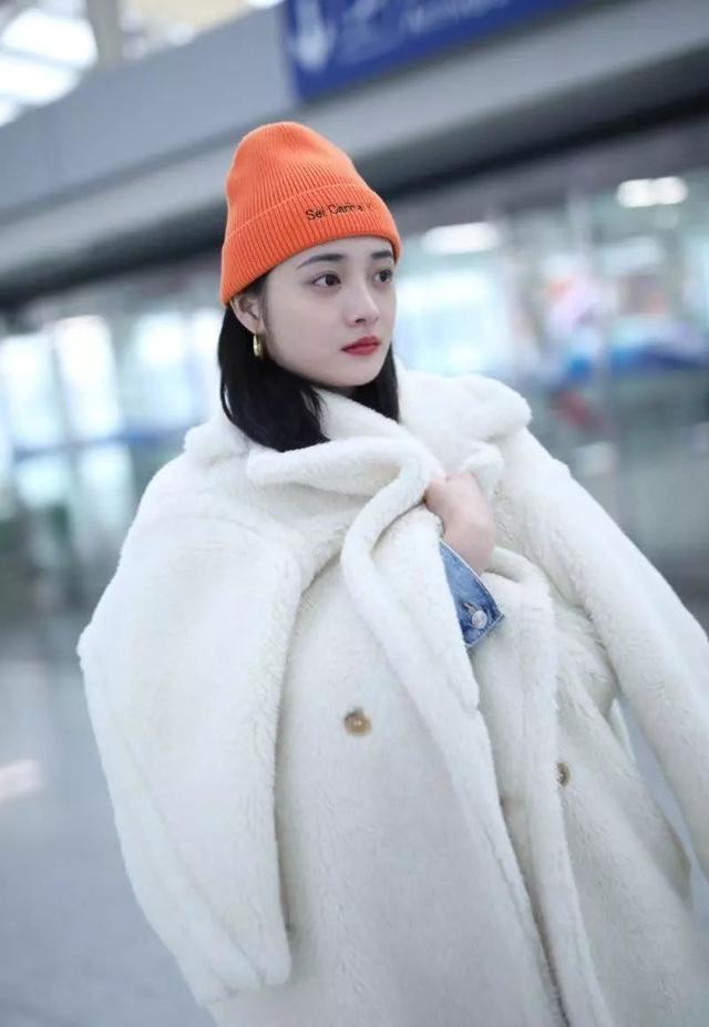 或者没时间洗头,没来得及做造型,毛线帽也是女明星的救场神器,除了是