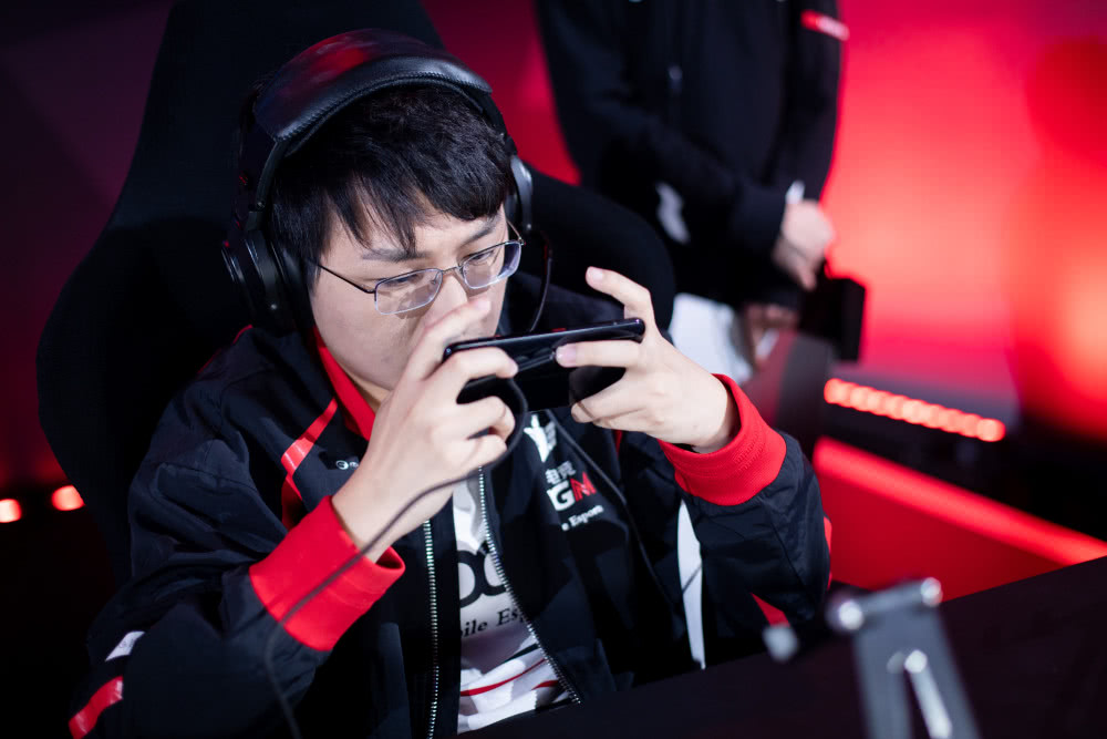 小伙伴们第一反应就是ag超玩会,所以纷纷表示难道ag超玩会无痕锁了?