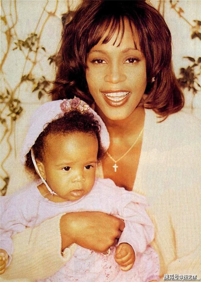 究竟是谁让美国传奇歌后惠特妮·休斯顿英年早逝?_惠特尼