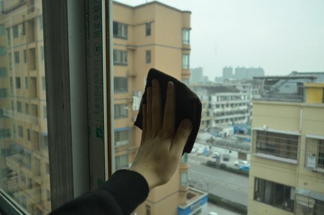 过年大扫除玻璃太脏?教你一招,干净透亮不留灰,学会告诉家里人