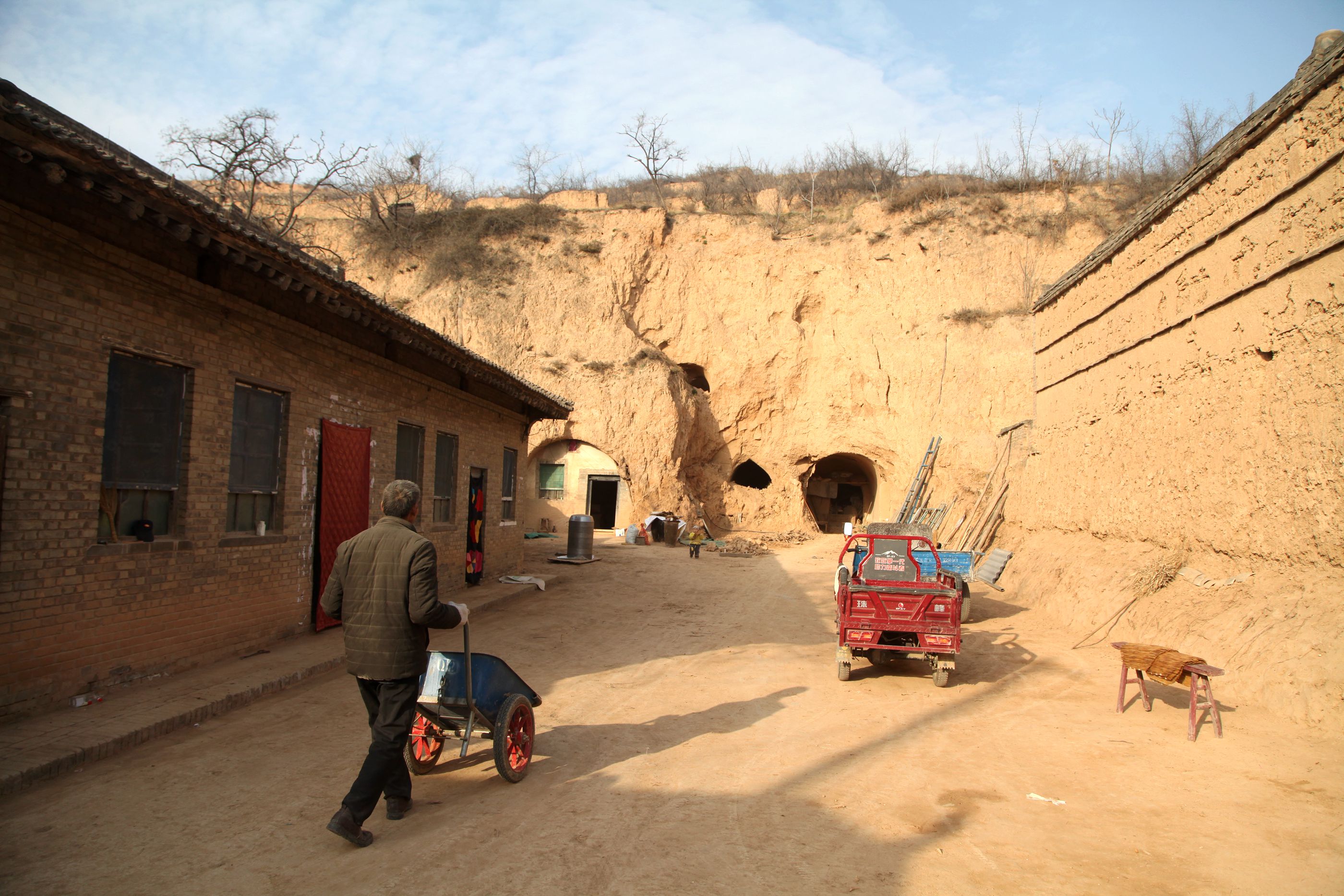 山西农民家1.8米高砖雕下藏神仙府邸,出价10万没卖,看刻的啥