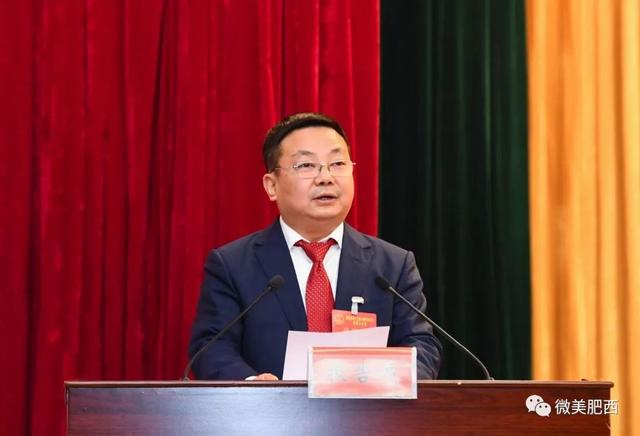 01全体起立,奏唱国歌县委书记金成俊主持会议县委书记金成俊宣布大会