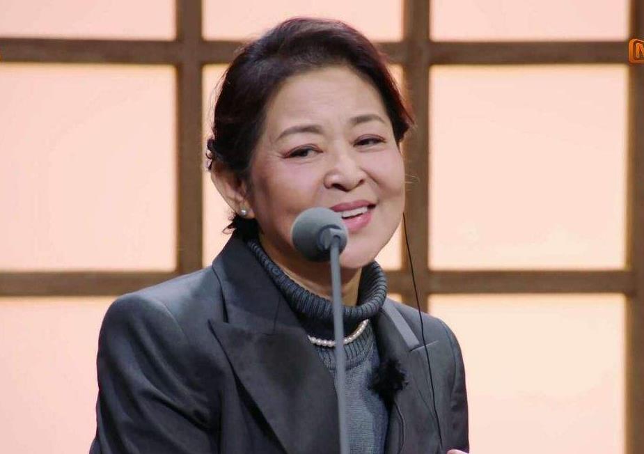 原创59岁倪萍老来俏近照曝光让人羡慕网友瘦的有点过了