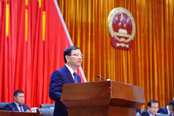 开幕会上,三亚市吉阳区人民政府区长张华文代表吉阳区人民政府作政府