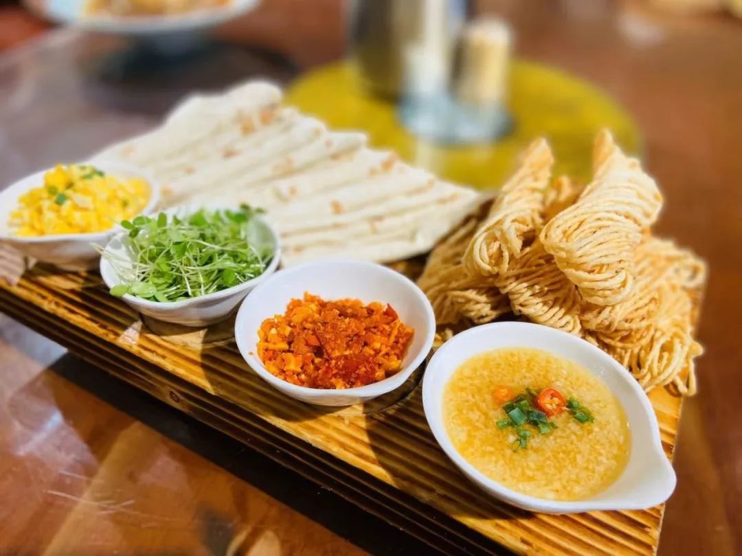 当天的烙馍卷上馓子土鸡蛋主料选用纯小磨香油炸制金丝馓子散养土鸡蛋