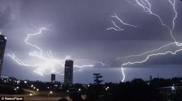 恶劣天气明日登陆休斯顿,或有暴雷,强风,冰雹一齐袭来!