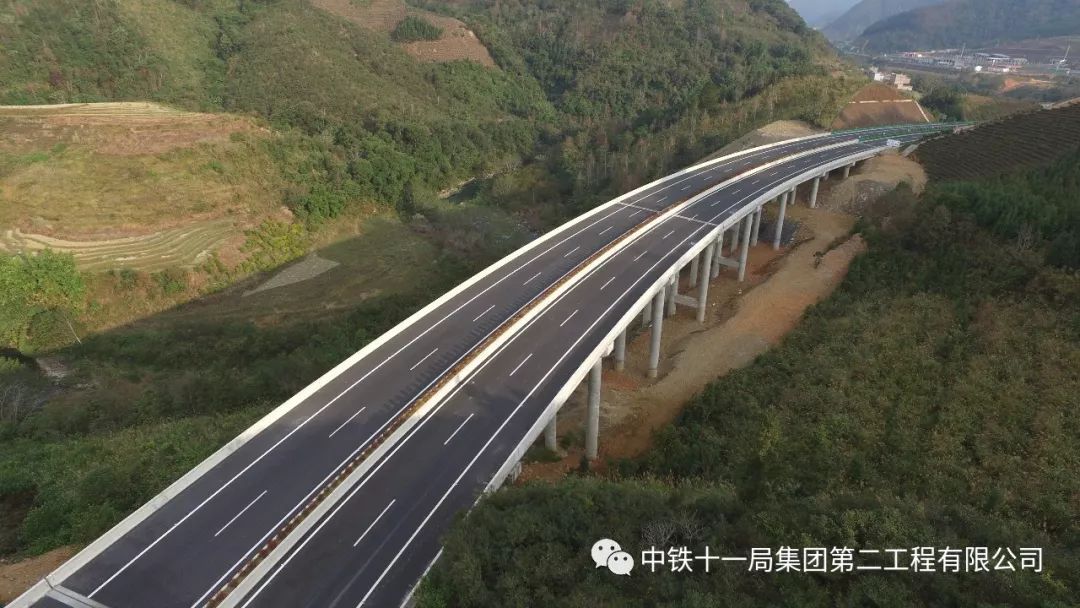 乐百高速公路建成通车凌云乐业铺就绿色通道