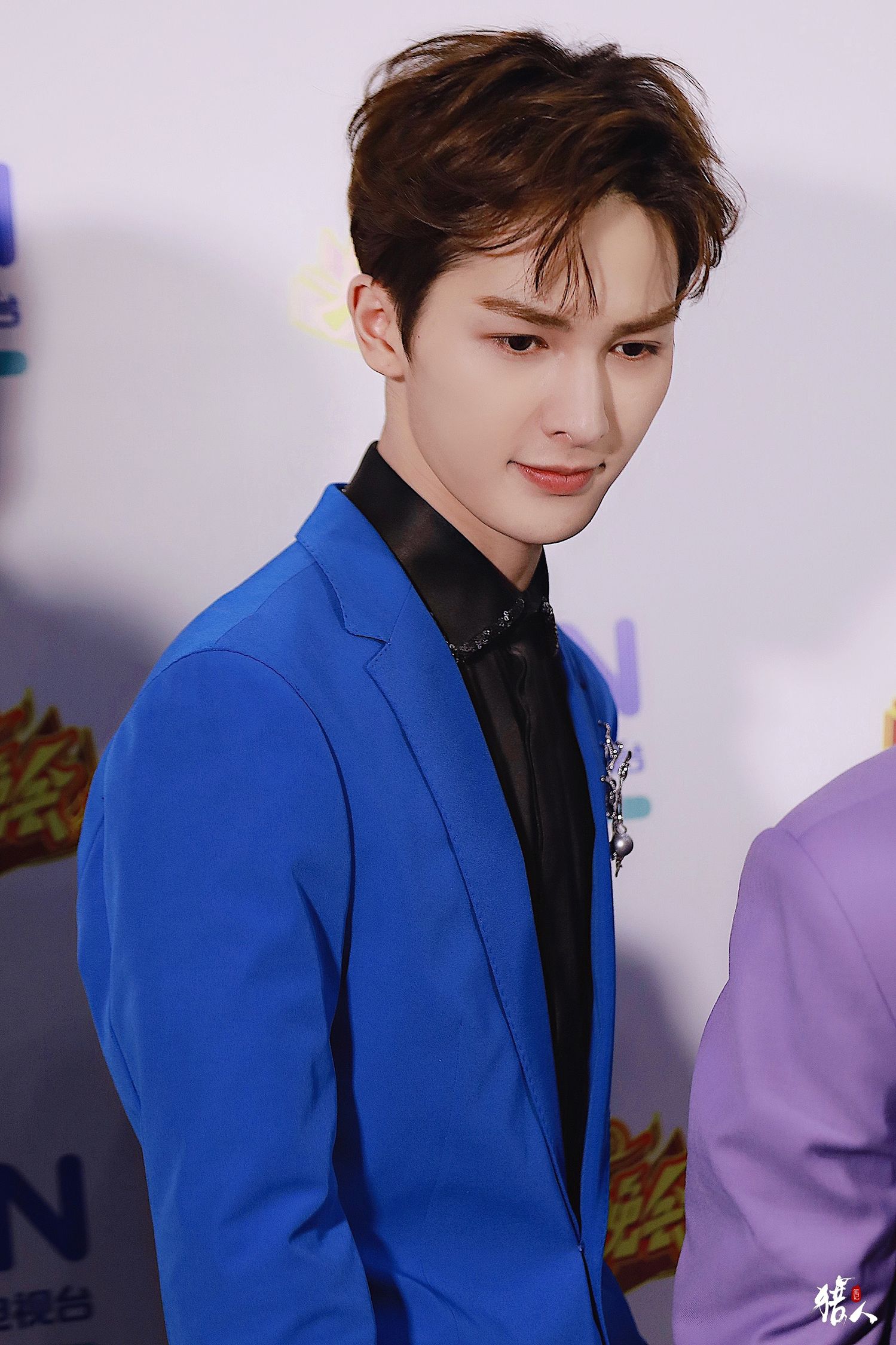 朱正廷惊喜现身北京卫视春晚录制雕塑脸精致绝伦无死角