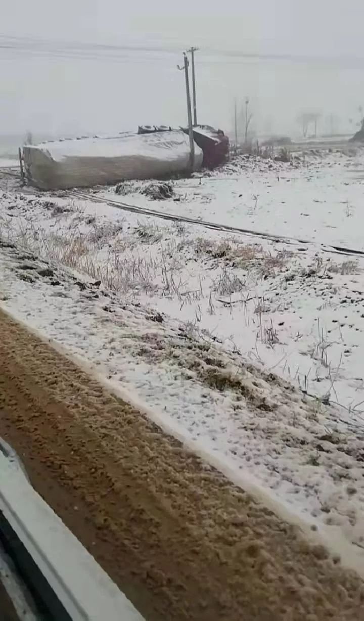 雪天货车事故图片大全图片