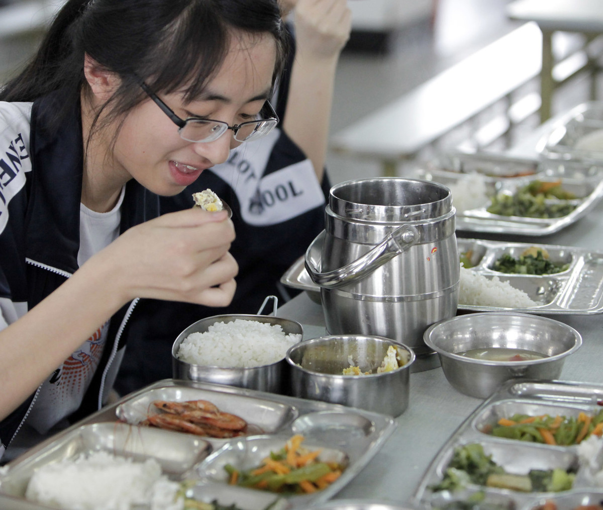 高考误区边吃饭边看书大错特错