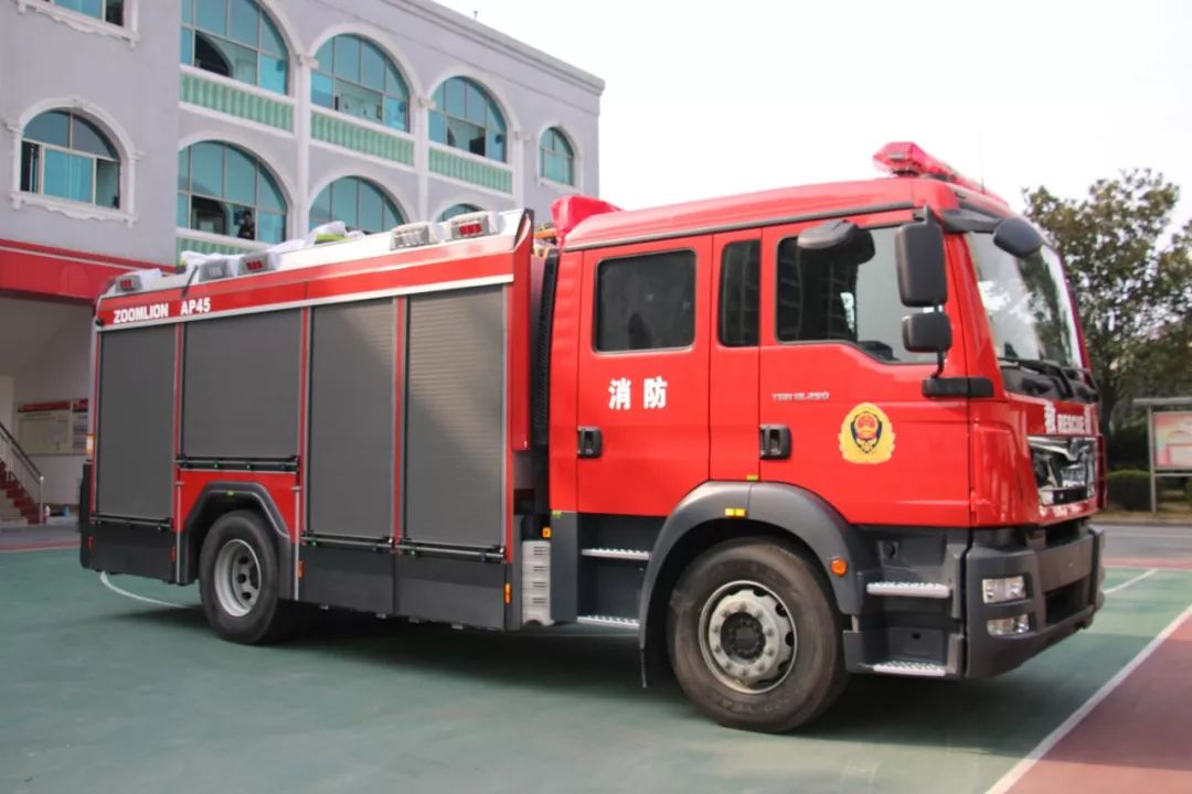 涟源市新购大型压缩空气泡沫城市主战消防车正式投入执勤
