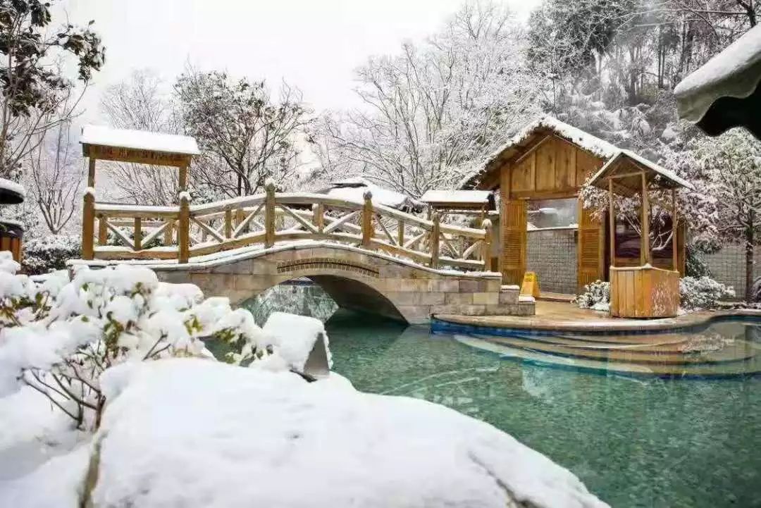 冰川温泉景点二磨西古镇位于泸定县境内,海螺沟沟口处,是进入海螺沟