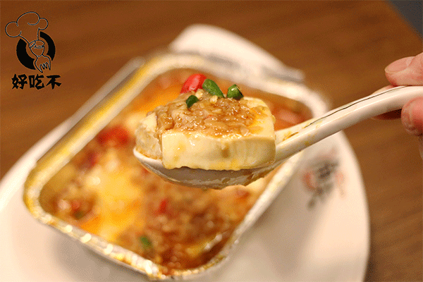 i锡纸豆腐金针菇嫩豆腐金针菇,配朝天椒,秘制蒜蓉,用锡纸包好制成.