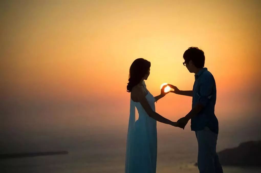 亦或是那场声势浩大,一生只此一次的浪漫婚礼和那句相伴一生的誓言