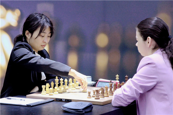 图说:居文君在比赛中赵彦宏摄今天下午3时30分,棋