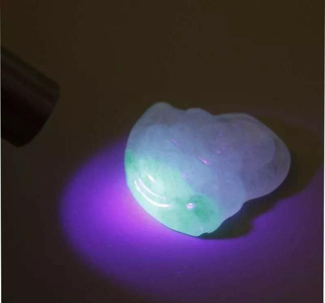 染色注胶的翡翠手镯在紫光灯下是什么样子实例分析教你看手镯