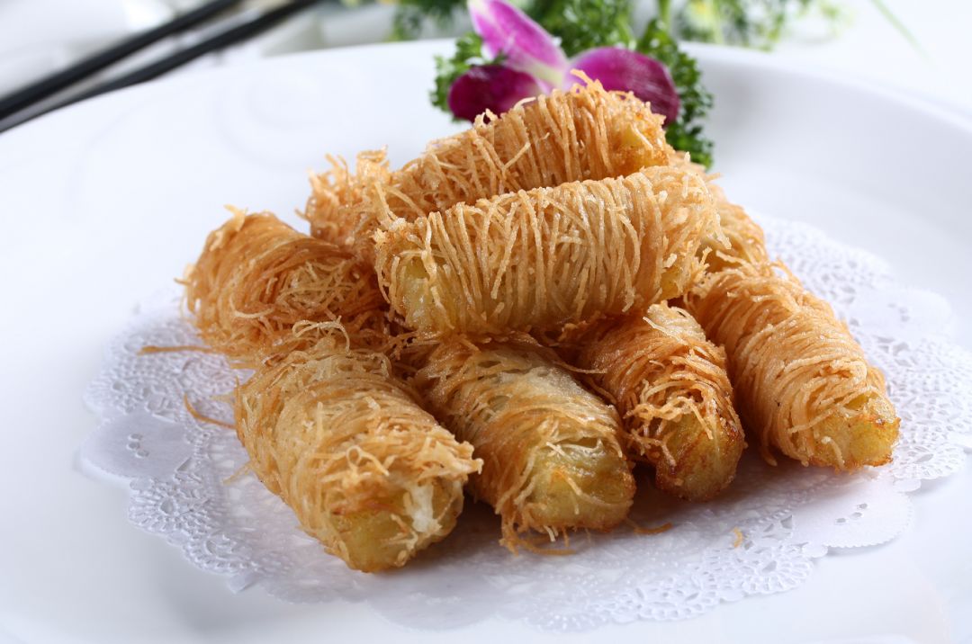 香芋的细腻夹杂着金丝的脆嫩入口即化,层次丰富尽享酥脆与香甜甜酥嫩