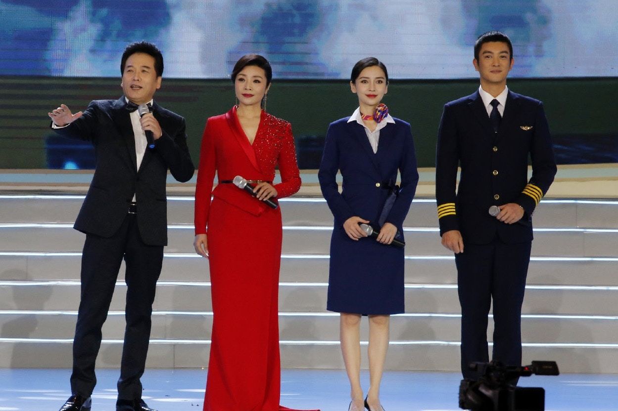 这次终于没跑调,baby参加2020年文联春晚,身穿空姐制服献唱