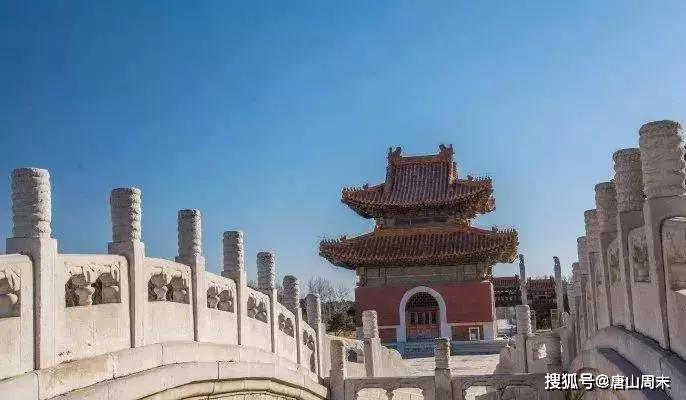 清崇陵的建筑物数量与规模,完全依照同治的惠陵.