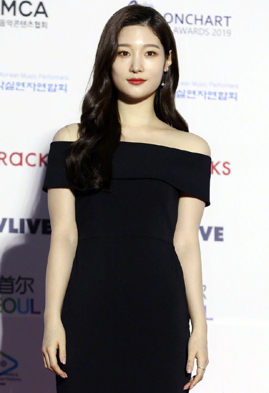 女星红毯图jyp女团郑采妍最有气质请夏又穿花裙子