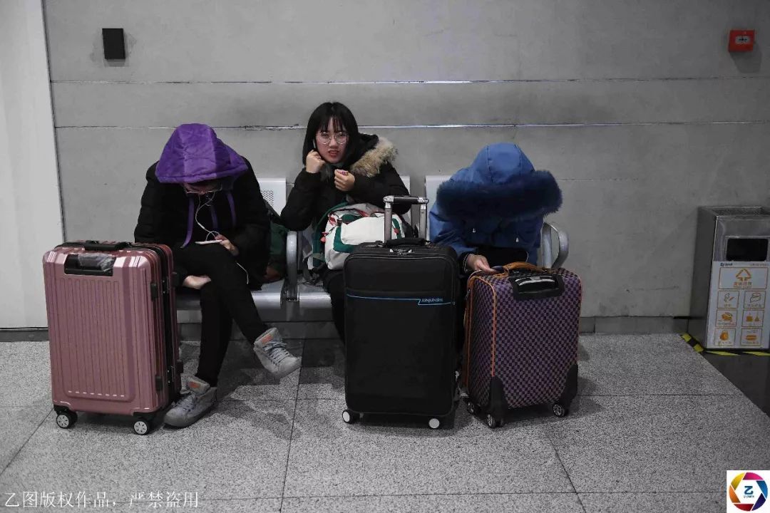 原创大雪夜火车站三个返乡女大学生坐通宵等车售票大厅母子睡地上