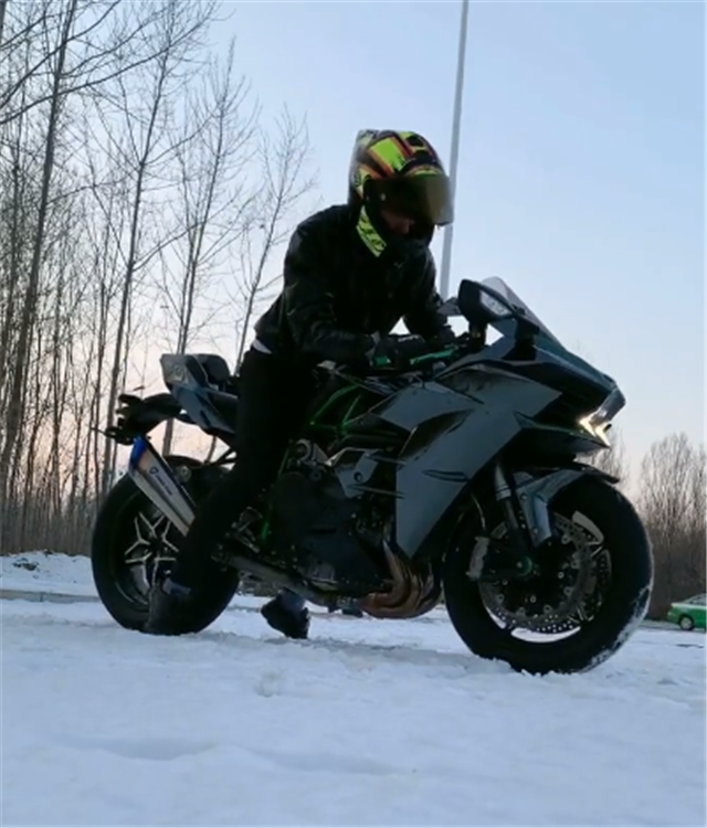 大雪天实拍川崎h2车价36万车主未改雪地胎车打滑根本开不了