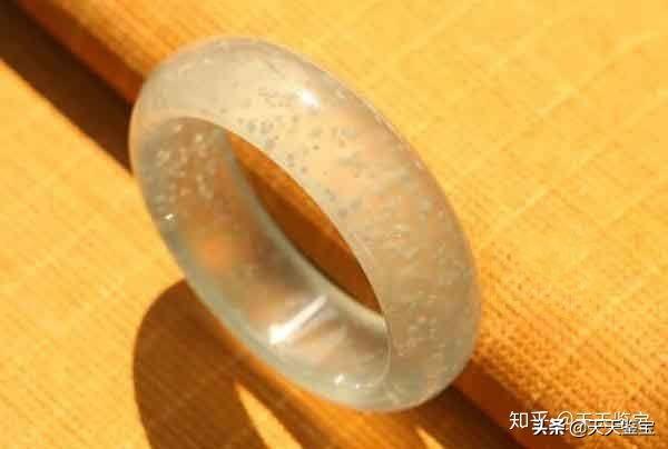 比岫玉的硬度大,折射率低,内部更纯净.此外,颜色均匀单一.