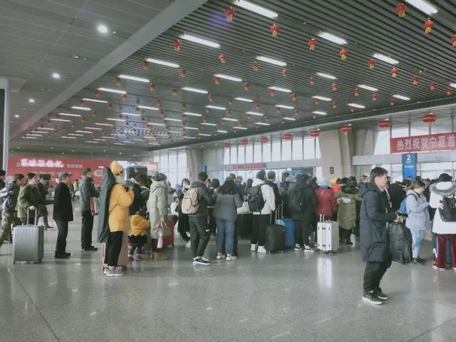 早晨10点多,走进银川火车站一层的候车大厅,已经有很多旅客坐在候车厅