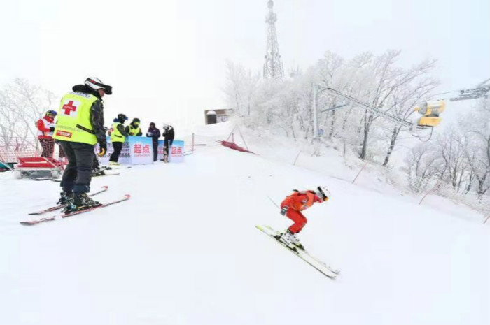 千萬人上冰雪吉林省大眾高山大回轉滑雪挑戰賽開賽