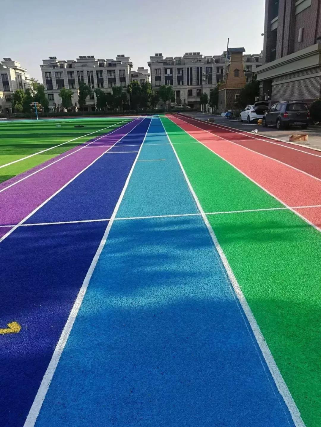 把彩虹般的颜色涂抹在运动赛道上,让孩子们尽情释放活泼爱动的天性,让