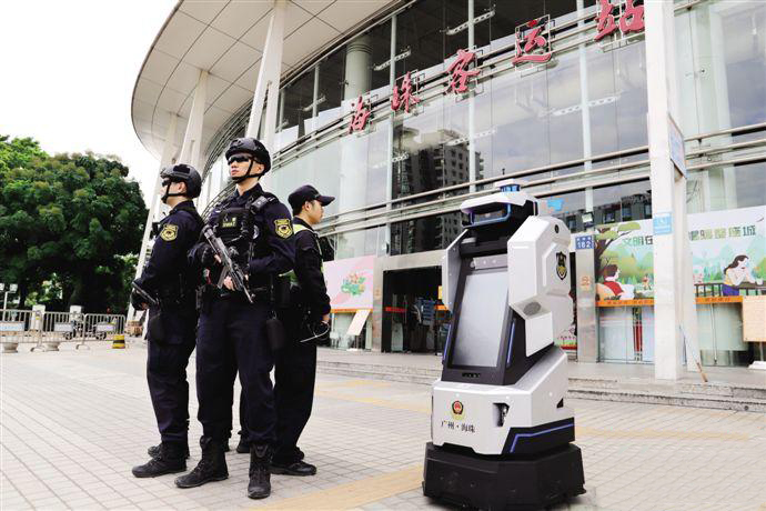 春运期间,广州海珠客运站广场以及候车室内,启用机器人警察平平警官