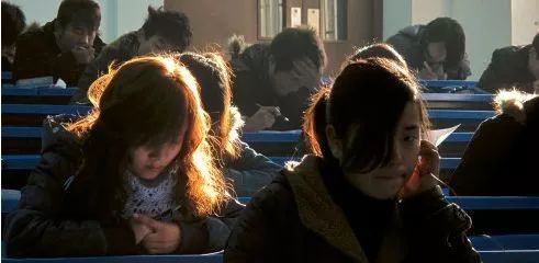 期末监考真的很无聊好吗,监考时老师都做过哪些事儿?