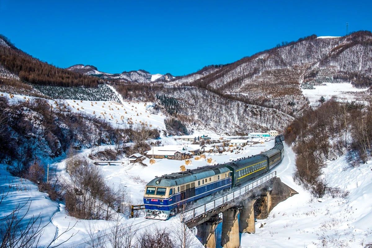 来东北,坐一次雪国列车,与最美的冬景相遇