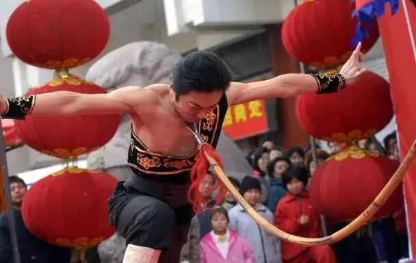 胸口碎大石,钢筋锁喉,金枪刺喉,手切砖头,肚皮切菜,气蹦钢链等中华