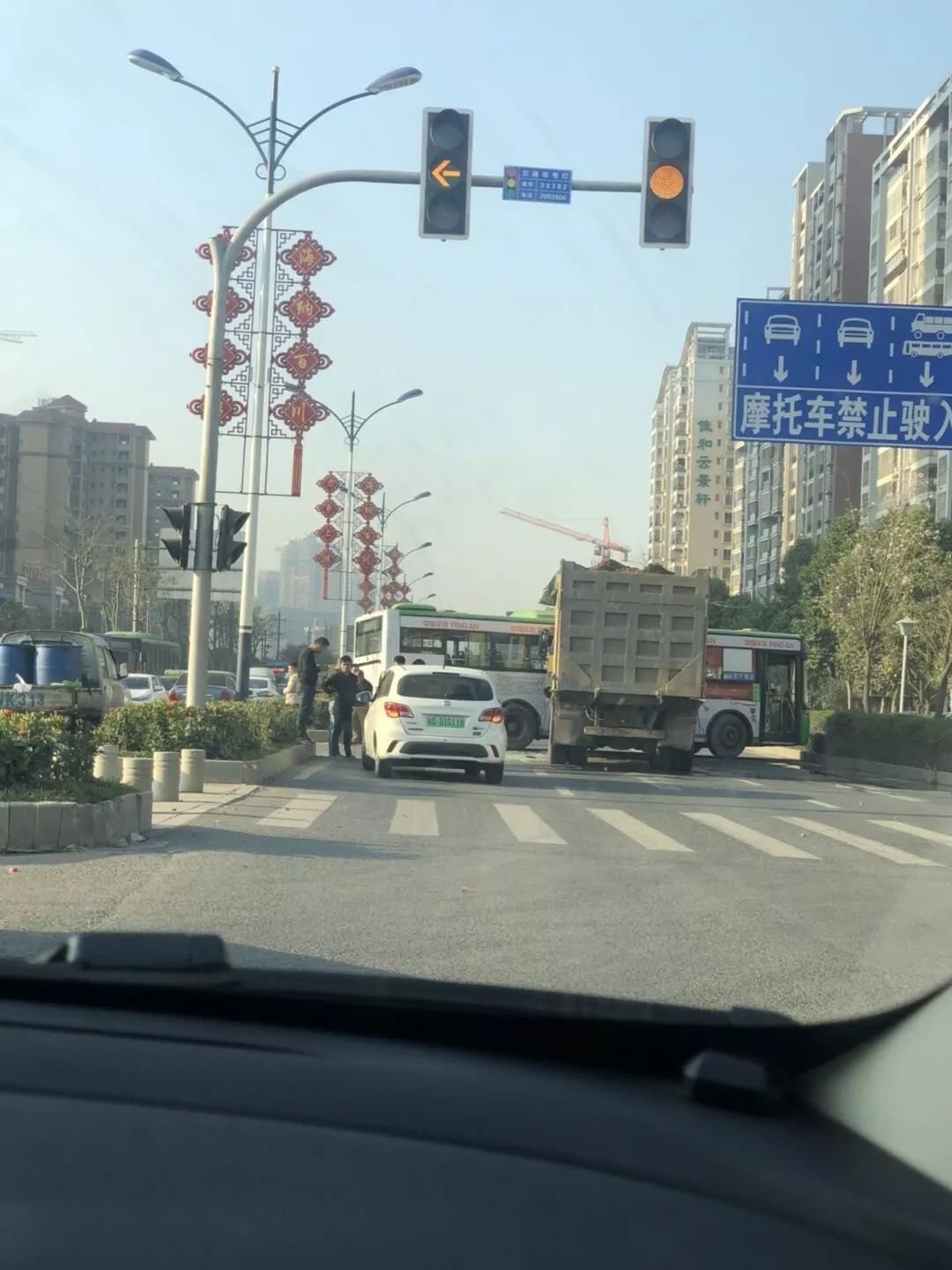 事发梧州龙圩今早一部泥头车与公交车相撞究竟发生什么事?