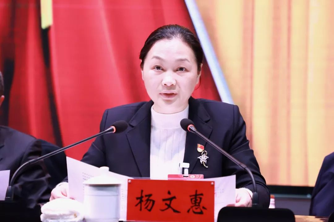 市委副书记杨文惠宣读表彰通报王育平,姜正才,张海卿,佘斌,姜超