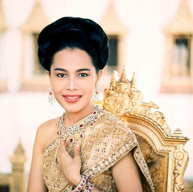 诗丽吉王太后真的像照片那么美吗看完这组老照片你就明白了