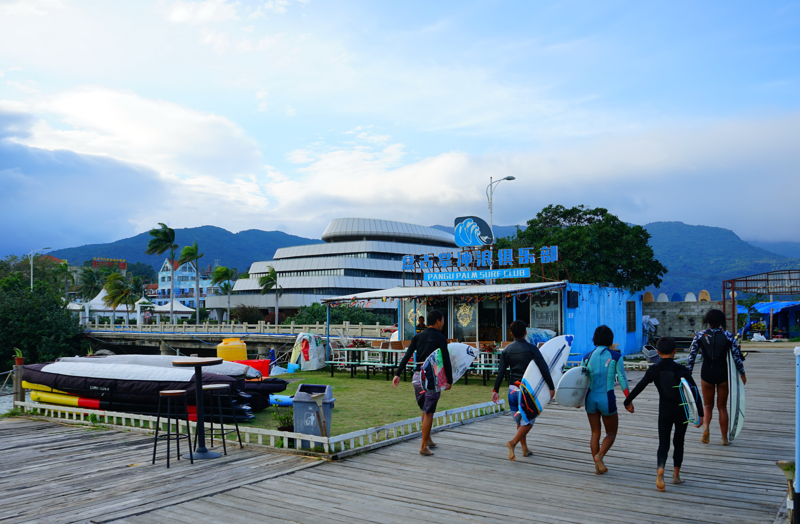 衝浪勝地——日月灣,衝浪達人聚集,海南萬寧必遊