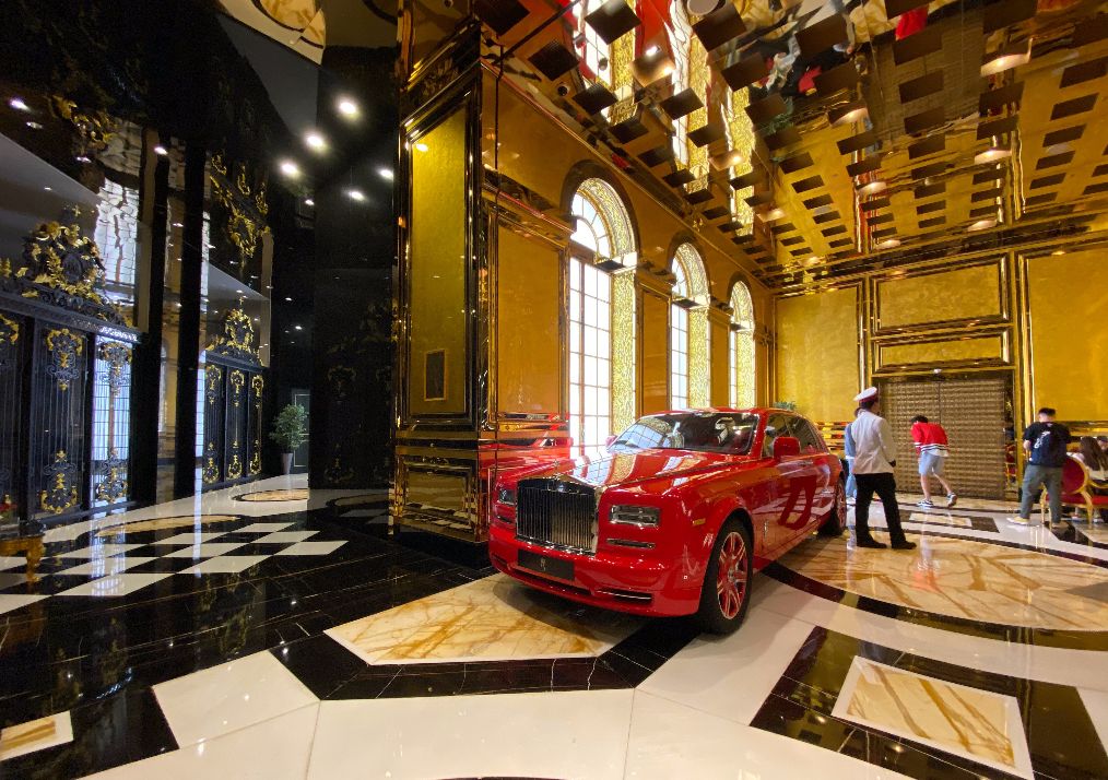 中国澳门富商洪永时定制的,洪永时对红色情有独钟,不仅自家酒店的外墙