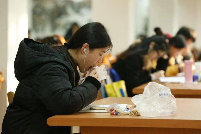 高考误区边吃饭边看书大错特错